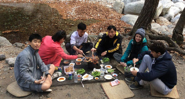 Birkaçının dışında çoğu, çok az İngilizce konuşuyordu.Çinli öğrencilerin İngilizcesi çok daha iyiydi. Benim sınırlı Korecem ve onların sınırlı İngilizcesiyle varoluşun doğasını konuşmuyorduk, ama anlaşıyorduk