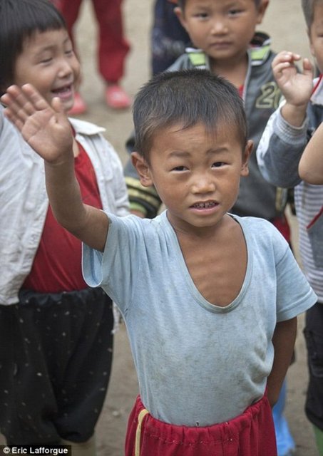 Kuzey Kore'ye gazetecilerin elini-kolunu sallayarak girmesi yasak. Kimliğinde gazeteci yazan bir kimsenin turist olarak bile Kuzey Kore'ye girmesi imkansız. Yalnız Kuzey Kore İşçi Partisi yönetiminin izin verdiği gazeteciler seyahat gerçekleştirebiliyor.