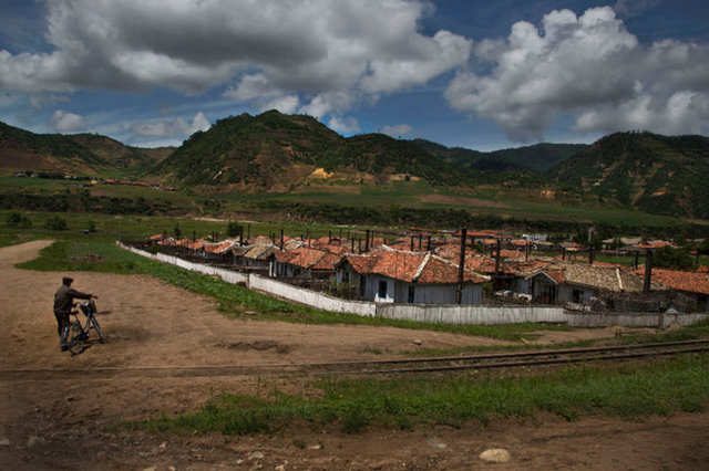 Kuzey Kore'de ev almıyorsunuz. Devlet size tahsis ediyor. 'Bir ev kaça mal oluyor?' diye soruyorlardı. 'Kira ne kadar?' diye soruyorlardı. Yani genel olarak dış dünyaya çok ilgi duyuyorlardı.