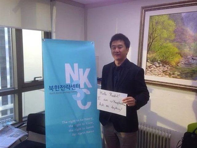 Dedesi Kim rejimine ihanetle suçlanınca, ailesiyle birlikte Yodok politik suçlu kampına gönderilmiş.1991'deki kaçışından sonra önce Çin'e, sonra Güney Kore'ye ulaşmış. -  