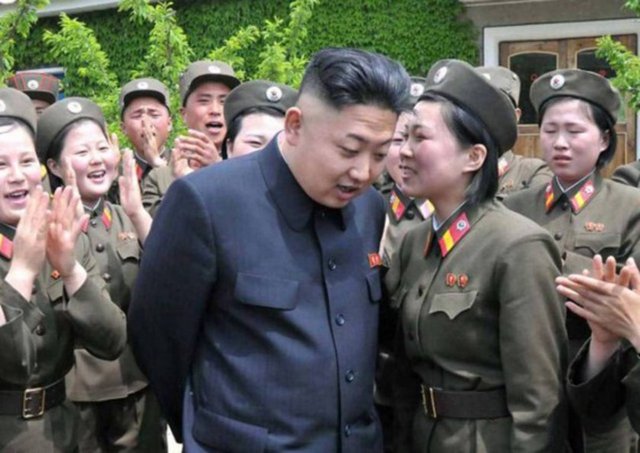 Kim Jong-un saçları gibi kestirilecek kuralı için ülkedeki genç erkekler:  "Başkanımızın kendine has bir saç stili var, herkese yakışmaz ki" şeklinde yorumlarda bulunmuşlardı. 