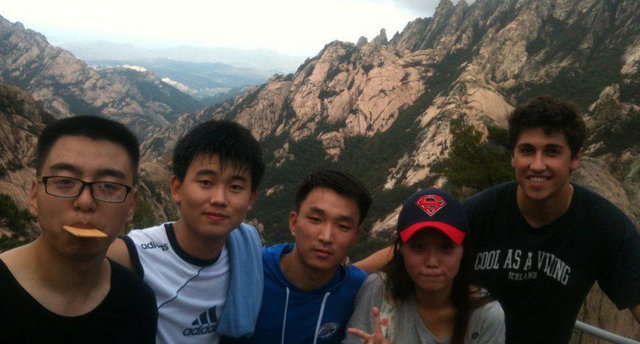 Okula giderken tüm öğrenciler, Kim Jong-il'in heykeli önünde durup eğiliyorduk. Okul yolunda herkes gülüşüyor ama heykelin önüne geldiğimizde susuyorlardı. Şapkalar, çantalar çıkarılıp saygı selamı veriliyordu.Bu olay ilk gördüğümde beni çok korkutmuştum