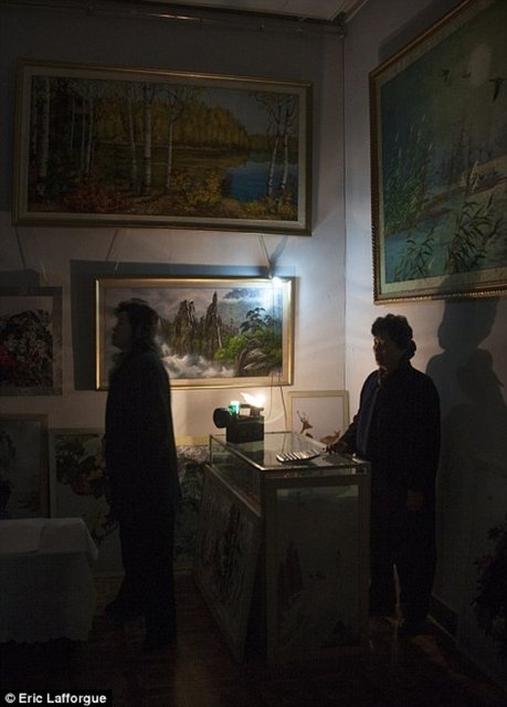 Ülkenin geri kalanı geceleri ışıksız geçiriyor. Gün içerisinde de sık-sık elektrik kesintileri yaşanıyor.