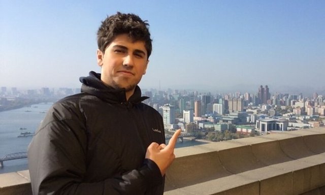 Kuzey Kore'de cinselliği anlattı  Babası Glyn Ford'un yardımıyla Pyongyang'daki Kim Song-il üniversitesinde bir sömestir Kore dili okuyan Alessandro Ford, izlenimlerini BBC'ye anlattı. İşte Ford'un paylaşımlarından ilginç satır başları...