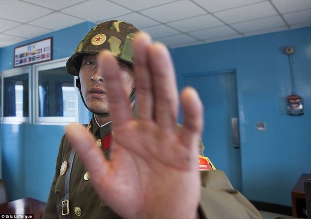 Kuzey Kore halkı devlet tarafından Songbun adlı sistemle kategorize ediliyor. 3 ana sınıf ve 51 kategoriye ayrılan her vatandaşla ilgili gizli dosya tutuluyor. Devlet bu sistemle vatandaşı politik olarak güvenilir ve riskli grubuna ayırıyor.