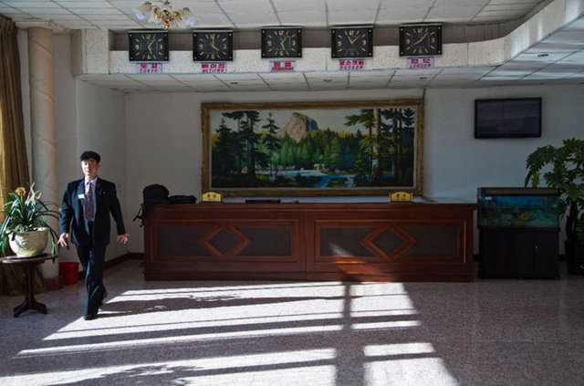 Askeri öğrenci olan bir arkadaşım vardı. 25-30 yaşlarındaydı. 10 yıldır ordudaydı. Oraya gittiğimde beni kollarımdan tuttu, yatağıma oturttu, "Ülkenle ilgili bildiğin her şeyi anlat" dedi.Ona 'Ne bilmek istiyorsun?" dedim.