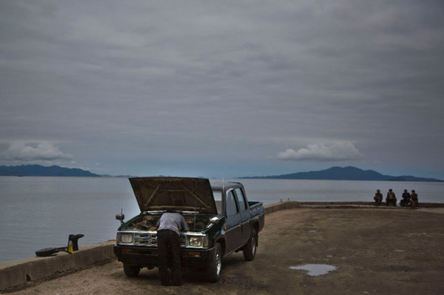"Sizin ülkelerindeki insanlar, memleketlerini savunmak istemiyorlar mı?" dedi. Ona "Şu anda en azından ülke içinde savaş yok. Zorunlu askerlik yok" dedim.Bunun üzerine bir İngiliz subayın kaç para kazandığını nerede yattığını...