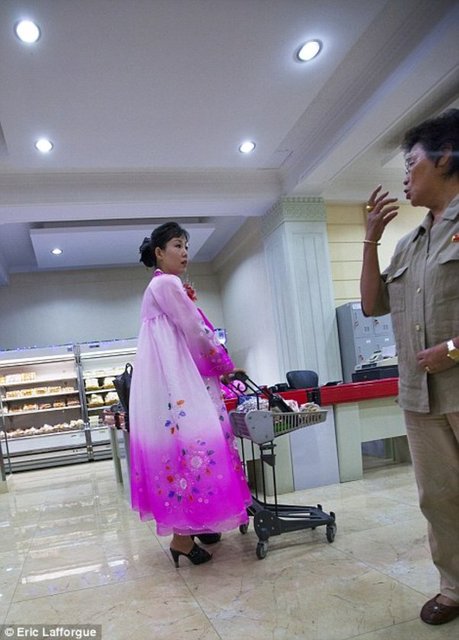 Korelilerin ise bu bilginin doğru veya yalan olduğunu öğrenmek imkanı yok. Gerçi istekleri de yok. Çünkü her hangi yabancı radyo dinleyerek dünyada olup-biteni öğrenmek isteyeni en az 15 sene hapis bekliyor.