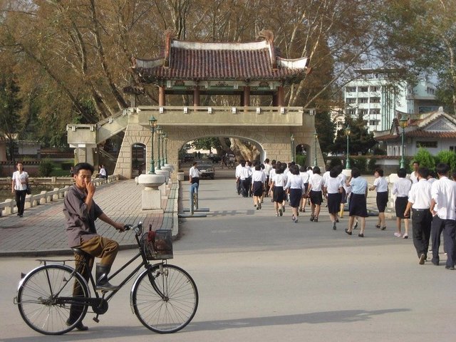 Kuzey Kore'nin yolları Merkür'ün çevresinin 1.5 katı daire olabilecekken bu yolların sadece 463 kilometresi asfalt yol.