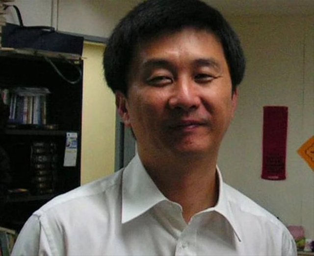   - Kang şu anki hükümdar Kim Jong-un'u eleştiriyor ve zayıf noktalarına vurgu yapıyor: -   - "Kim Jong-un, İsviçre'de aldığı eğitiminde demokrasinin ne olduğunu maalesef öğrenememiş. Babasının sahip olduğu öngörü kabiliyeti onda yok. Neyin doğru neyin yanlış olduğuna karar verecek melekeleri yok. Babası halkını rahatlıkla katlederdi ama yakın bağlarını her zaman güçlü tutardı. Kim Jong-un ise tam tersine, yakın bağlarını bir bir yok ederek halkının desteğini kazanacağını düşünüyor." -  