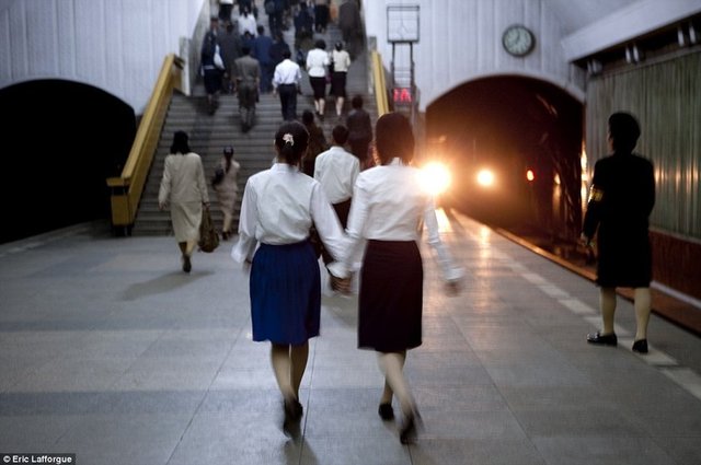 Elektrik tasarrufu ülkenin ulaşım araçlarından metrolarda da görülüyor. Metroda vagonlar yarı karanlık, sadece istasyonlarda ışıklar yanıyor.