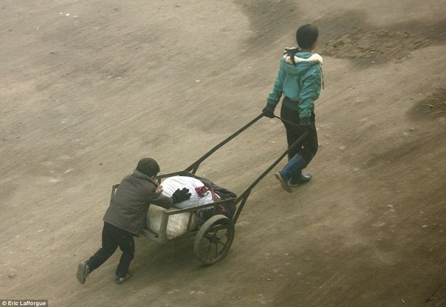 Bu nedenle insanlar en az kendi puan seviyesindeki kişilerle evlenmeye çalışıyor. Ülkede, konut satılmıyor.