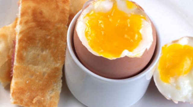 "Kendinizi daha tok hissetmek istiyorsanız ve vücut yağlarınızdan kaybetmek istiyorsanız her gün 1 yumurta yemeyi alışkanlık haline getirin" diyen Dr. Ayça Kaya yumurtanın zayıflatan mucizelerden biri olduğuna dikkat çekiyor.