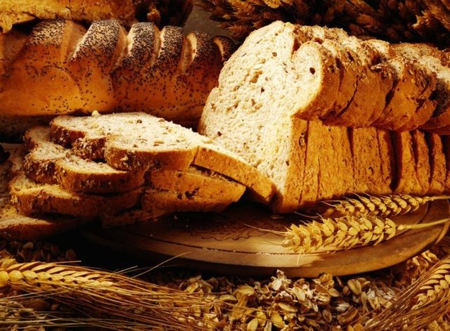 Dondurucudaki ekmek sarılı olmalı böylece nemlenmez. Dondurucudan çıkardıktan sonra yemeden veya tost yapmadan önce tamamen çözülmesini beklemelisiniz.