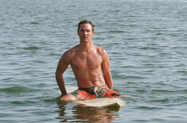 8. Matthew McConaughey -  - Kadınların gözdesi Mattew McConaughey de People dergisine verdiği röportajda deodorant kullanmadığını çünkü başka biri veya başka bir şey gibi kokmayı sevmediğini açıklamıştı.