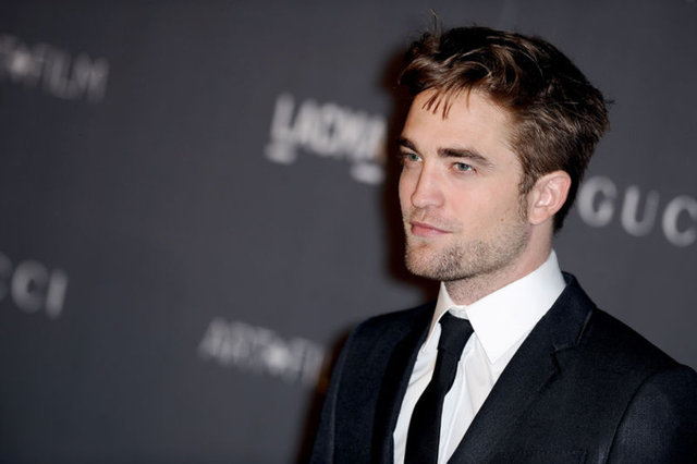 Bir dergiye verdiği röportajda saçlarını bir keresinde 6 hafta boyunca yıkamadığını itiraf eden Pattinson, bunun kendisine saçma ve gereksiz geldiğini de ekledi.