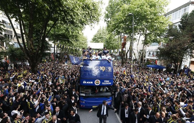 - Fenerbahçeli taraftarların Bağdat Caddesi'nde en yoğun olduğu yer olan Şaşkınbakkal'da taraftarlar arasında kavgalar oldu.