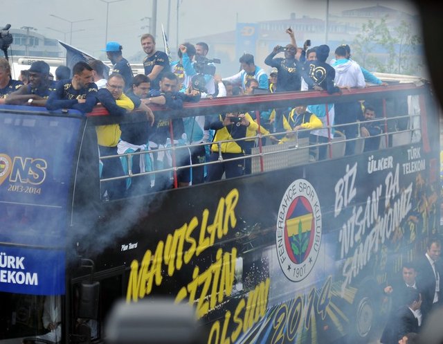 Fenerbahçe kafilesini taşıyan otobüsün Kartal sahilde geçişi sırasında bir evin balkonundan Galatasaray forması gösterildi.