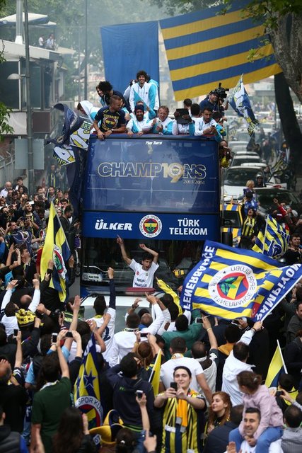 Fenerbahçe takım otobüsü Bağdat Caddesi'ne geldiğinde otobüsün etrafında özel güvenlik elemanları çember oluşturarak, yürümeye başladı.  -