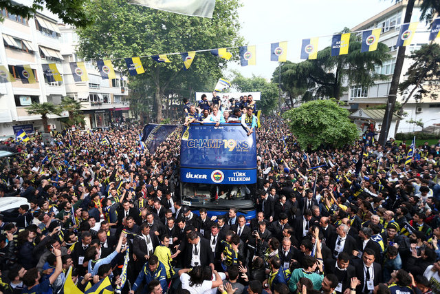 - Tesislerden ayrıldıktan sonra taraftarların arabalarıyla oluşturduğu konvoy eşliğinde Kartal sahile gelen sarı-lacivertliler, kendilerini bekleyen taraftarları selamlayarak sahil boyunca Bağdat Caddesi'ne doğru ilerledi.