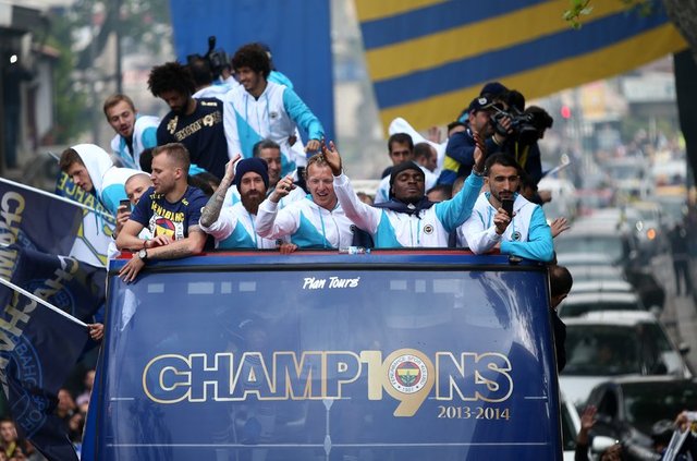 Fenerbahçeli futbolcular, Bağdat Caddesi boyunca takım otobüsünde taraftarlarla tezahüratlar yapıp, şampiyonluğu kutladı.