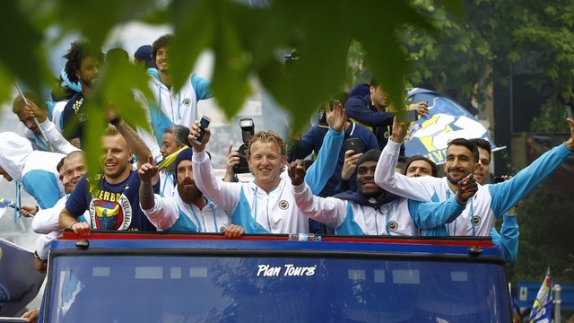 - Sahil yolunda zaman zaman taraftarlar otobüsün önünü keserek tezahürat yaparken; kafileye eşlik eden polisler hemen otobüsün önünü açtı.