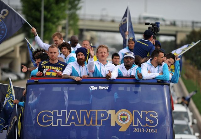 Şaşkınbakkal'daki taraftarlar, otobüste bulunan taraftarların üzerine doğru şişeler atmaya başladı.  -