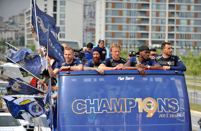 - Otobüsün camları kırılırken, otobüsün çarptığı bir taraftar yaralandı. -