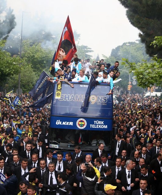 - Yaralı taraftar bir arabaya konularak, hastaneye götürüldü.