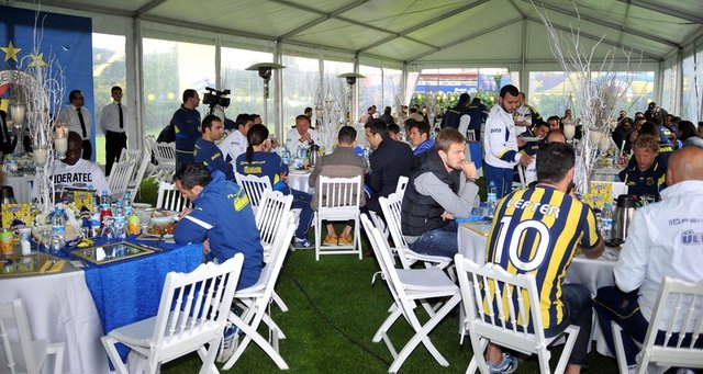 Bağdat Caddesi'nde takım kaptanları Emre Belözoğlu ve Volkan Demirel, mikrofonu alıp taraftarlarla zaman zaman tezahüratlar yaptı.