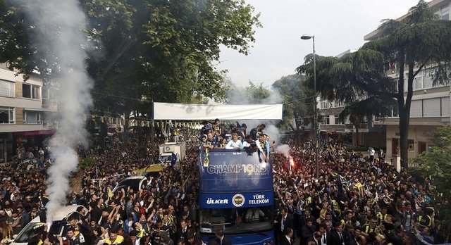 - Basın otobüsünün arkasında bulunan "Taşdelenli Fenerbahçeliler" yazılı taraftar otobüsü ile Şaşkınbakkal'daki taraftarlar arasındaki sözlü tartışma ise kısa sürede kavgaya dönüştü.