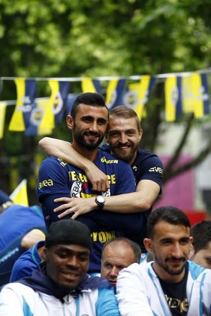 Tesis önünde bekleyen taraftarların araçları uzun kuyruk oluştururken, takımı taşıyan otobüs, taraftarların araçlarının yanından yavaş yavaş ilerleyerek yola çıkabildi. Taraftarlar da araçlarıyla konvoy oluşturarak, takım otobüsünü takip etti.