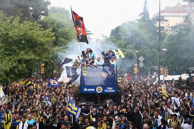 -  -  -  - Takım otobüsü Şaşkınbakkal'a geldiğinde, yoğun bir şekilde meşaleler yakılıp, işaret fişekleri atılırken, futbolcular ve taraftarlar bir süre tezahüratlar yaptı.