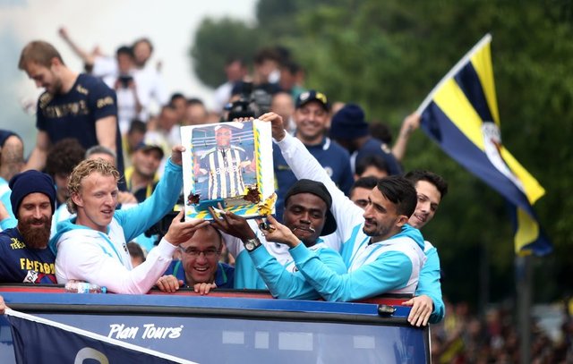 - Bu sırada önce küçük bir grup arasında kavga yaşandı. Takım otobüsünün önünde yer alan otobüste bulunan gazetecilerin kavgayı görüntülemesine taraftarlar tepki gösterdi.