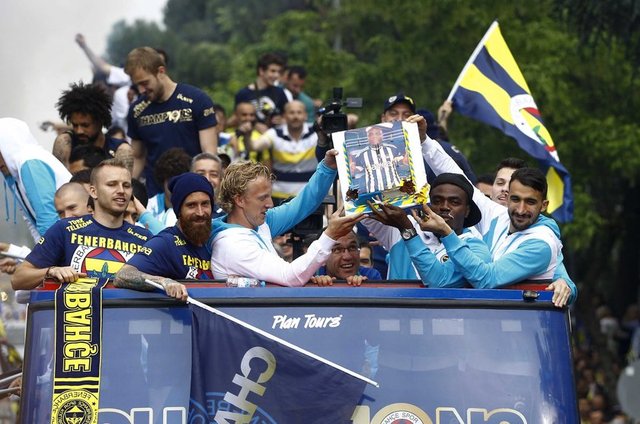 Otobüste eğlenen futbolcular birbirleriyle "selfie" fotoğrafı çekerken, bazı taraftarlar da otobüsün önüne geçip "selfie" fotoğrafları aldı.