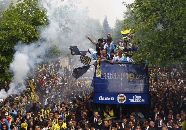 Bağdat Caddesi'nde takım otobüsünü bekleyen taraftarlar, futbolcuları meşaleler yakıp, fişekler atarak karşıladı.