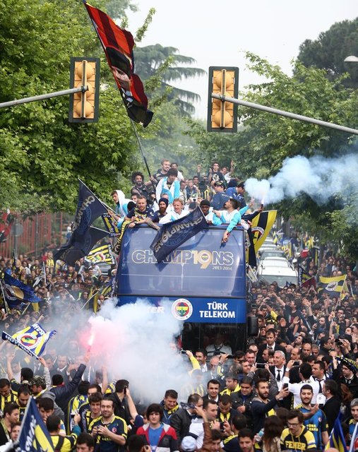 Bu arada, otobüste Fenerbahçe'nin Nijeryalı futbolcusu Emenike'nin doğum günü pastası kesildi.