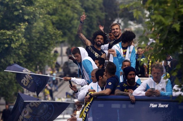 -  -  Emre, bir ara küfürlü tezahürat yapılırken "Annelere küfür etmeyin" dedi. Fenerbahçe'nin Portekizli futbolcusu Meireles de bir ara mikrofonu alıp "Yatcaz kalkcaz" şarkısını söyledi. -