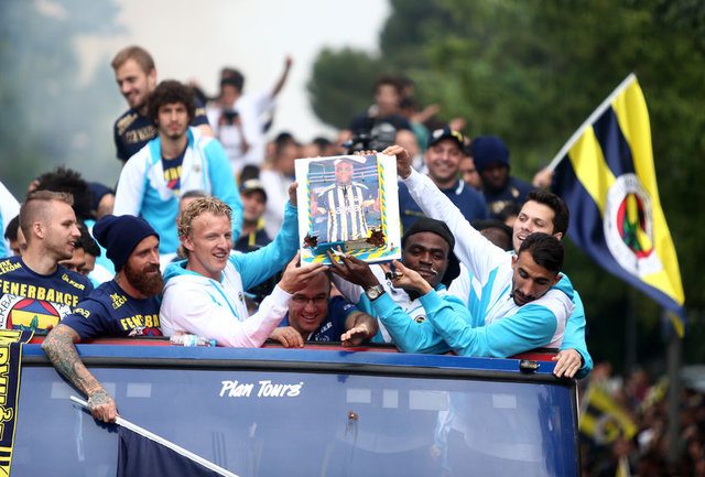 Tesislerin önünde futbolcuları bekleyen taraftarlar, otobüs tesisten ayrılırken meşaleler yakıp tezahüratlar yaparak, futbolculara sevgi gösterisinde bulundu. Fenerbahçeli oyuncular da ellerindeki bayrakları sallayarak taraftarları selamladı. -