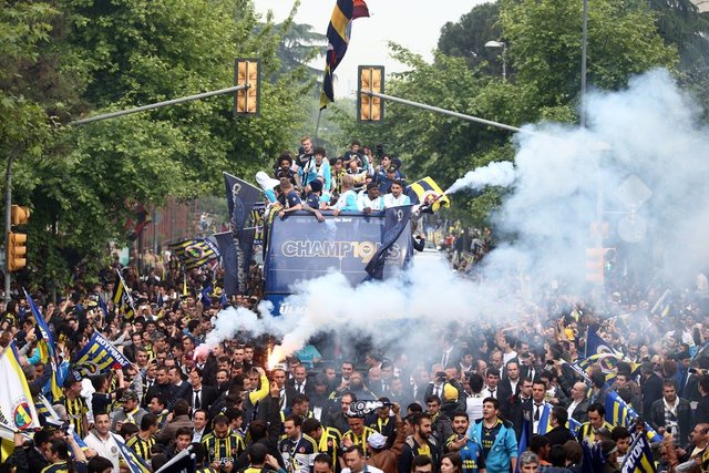 Fenerbahçeli oyuncular da ellerindeki bayrakları sallayarak taraftarları selamladı.