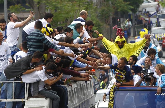 Fenerbahçe kafilesini taşıyan otobüs, taraftarların arasında Bağdat Caddesi'nde yavaş yavaş ilerleyerek, yaklaşık 6 saatte Fenerbahçe Şükrü Saracoğlu Stadı'na geldi. -