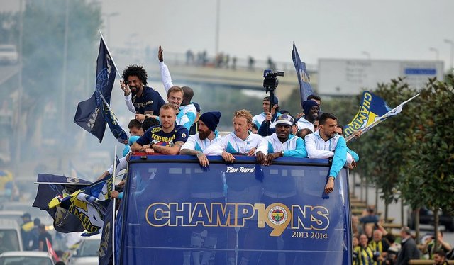 Fenerbahçe kafilesini taşıyan otobüs, Bostancı'ya geldiğinde üzerinde "Taşdelenli Fenerbahçeliler" yazan üstü açık bir taraftar otobüsü, takımın önüne geçti.