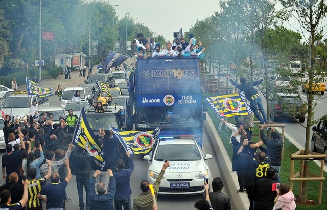 Fenerbahçe Can Bartu Tesisleri'nden üstü açık bir otobüsle ayrılan sarı-lacivertli futbolcular ve teknik heyet, yaklaşık 6 saatte şampiyonluk kupasının kaldırılacağı Fenerbahçe Şükrü Saracoğlu Stadı'na geldi.