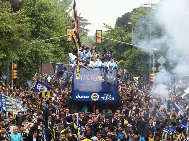 - Taraftarlar otobüsü de yumruklamaya başlarken, şoför otobüsü taraftarların üzerine sürerek yan sokağa girip Bağdat Caddesi'nden ayrıldı.