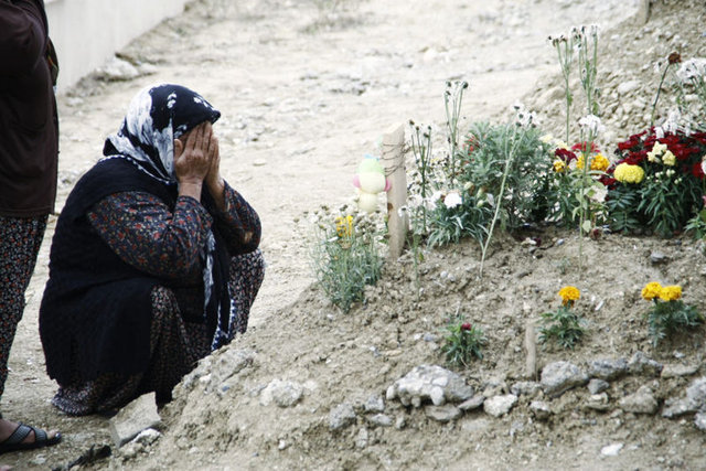 Adana'da kaybolduktan iki gün sonra akrabası tarafından öldürülmüş halde bulunan 6 yaşındaki Gizem Akdeniz'in mezar tahtasına "Gizem Akdeniz ölümsüzdür" yazılarak emzikleri asıldı.