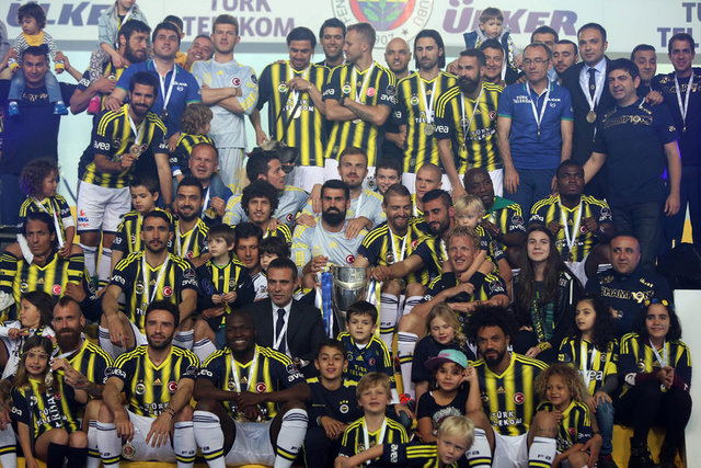 Töreninin ardından platformun önünde şampiyonluk kupasının etrafında Dilber Ay-Kahtalı Mıçı şarkısı "Akşama geleceğim" ile oynayan sarı-lacivertliler, sahneye köpek getirdi.