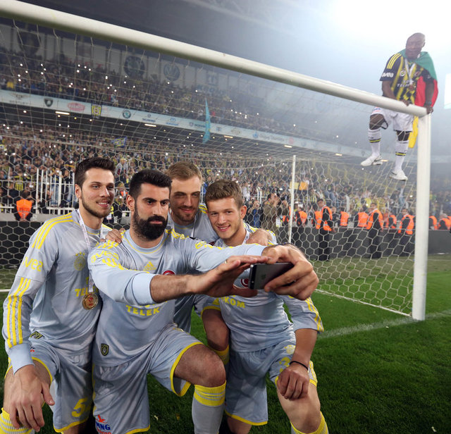 - Sarı-lacivertli takımın stattaki kutlamaları sona erdi.