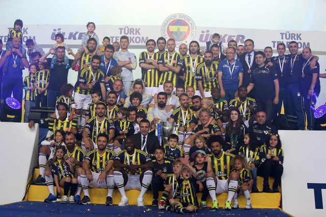 - Hollandalı futbolcu Kuyt, kupaya kızını oturtarak, basın mensuplarına poz verdi.  -