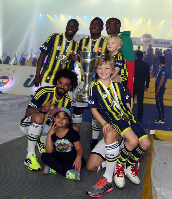 Başkan Aziz Yıldırım ve yönetim kurulu üyeleri sahneye çıkmadan önce soyunma odasına giderek futbolcuları bir kez daha tebrik etti.