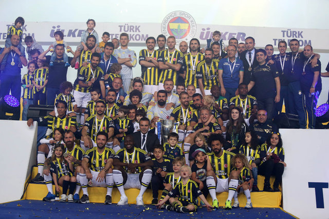 -  - Gökhan Gönül koridordan geçtikten sonra "duran adam" pozu verirken, kaptan Emre Belözoğlu formasını öpüp taraftarın önünde eğildi.